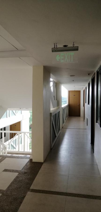 Pine Suites Tagaytay 2 BR w/ Netflix&parking, WIFI, balcony,&great view Tagaytay City Zewnętrze zdjęcie